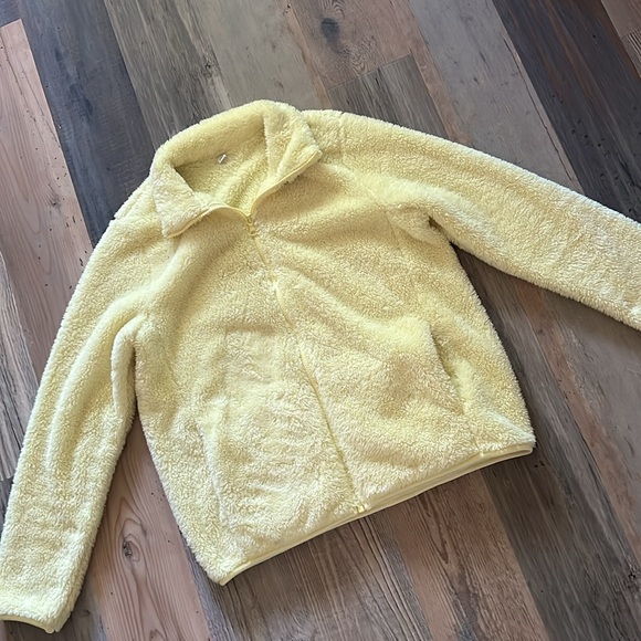 Uniqlo Fuzzy Banana Yellow Short Teddy Jacket Size: Large (L) - Picture 10 of 15